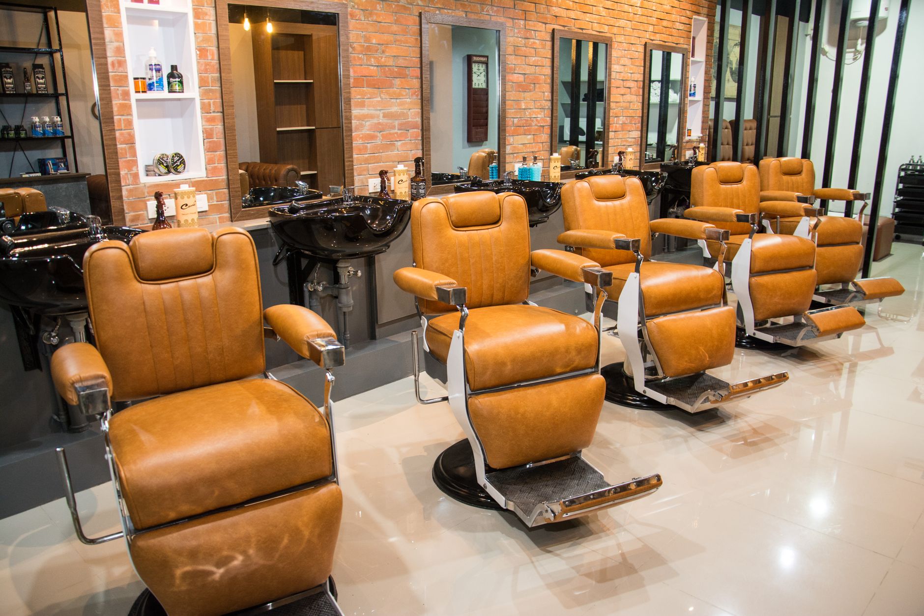 Détail d'un rasage au rasoir dans un salon de barbier