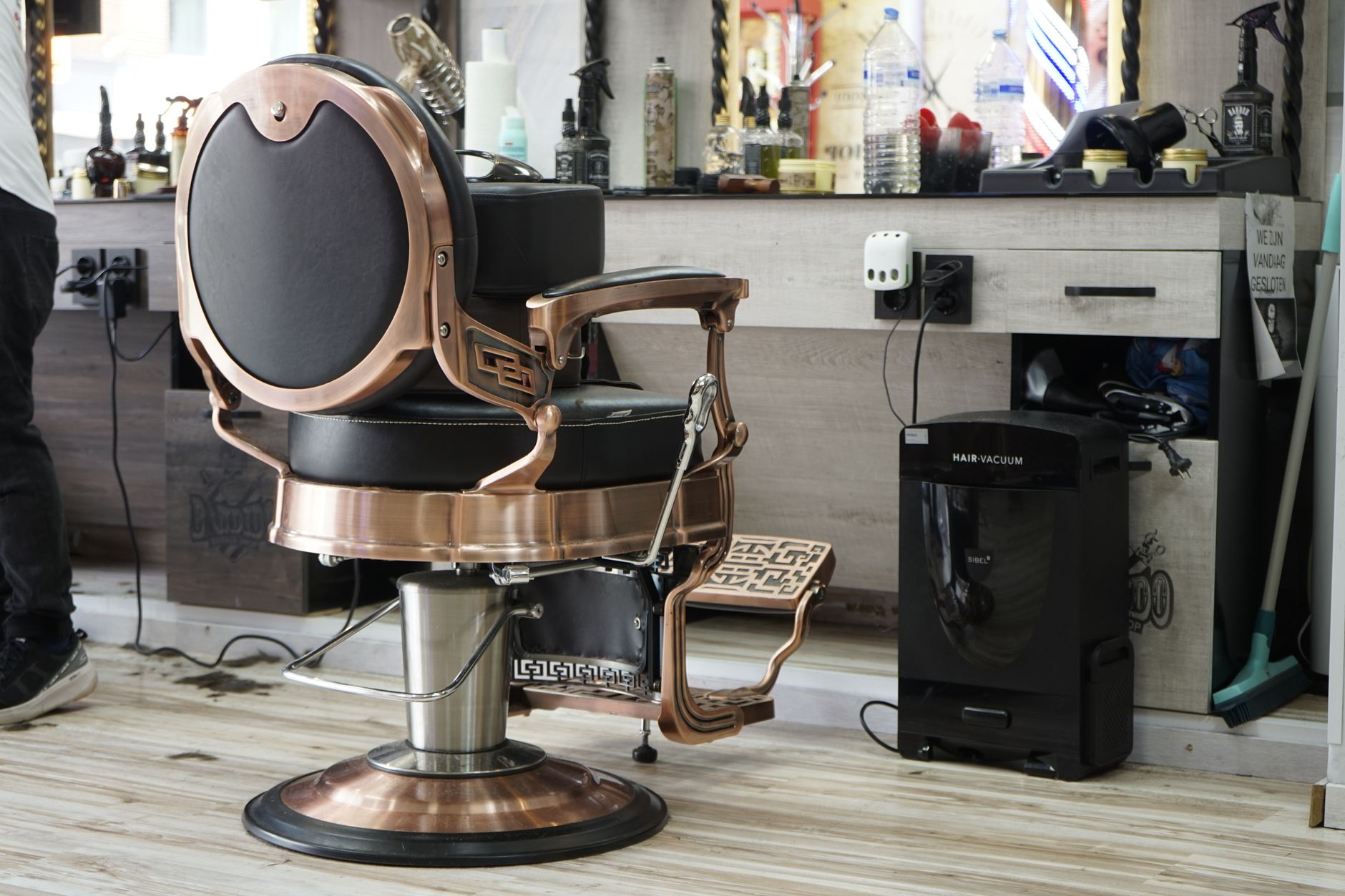 Fauteuil de barbier vintage en cuir et laiton